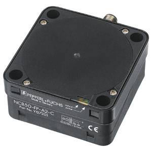 Un dispositif de capteur carré noir de Pepperl+Fuchs avec quatre vis aux coins et des connexions sur le dessus.