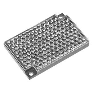 Une structure en nid d'abeilles rectangulaire et métallique avec des surfaces réfléchissantes, probablement un composant ou un filtre.