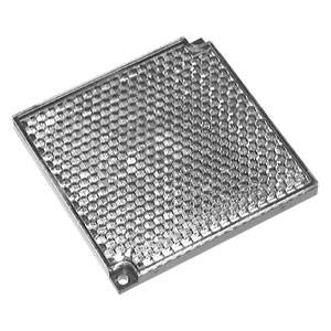 Plaque métallique à structure alvéolaire. Elle reflète la lumière et présente un design unique.