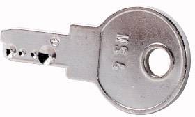 Une clé en argent à tête ronde et plusieurs échancrures sur la tige, posée à plat, portant un chiffre et une lettre gravés sur le dessus.