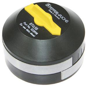 Un support rond magnétique avec un verrou de rotation jaune, portant l'inscription 'Pepperl+Fuchs' et 'BT65B Part Nr 125998'.