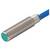 Capteur cylindrique avec connexion de câble bleue, boîtier en acier inoxydable et tête de capteur verte, pour la détection d'objets.