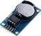 Un module RTC bleu avec une pile bouton lithium CR2032. Comprend des connexions et une puce pour les fonctions d'horloge temps réel.