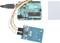 Arduino Uno connecté à un lecteur RFID par des câbles colorés, à côté une carte RFID vierge.