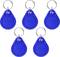 Cinq porte-clés RFID bleus avec des anneaux métalliques, disposés de manière symétrique, sur un fond blanc.