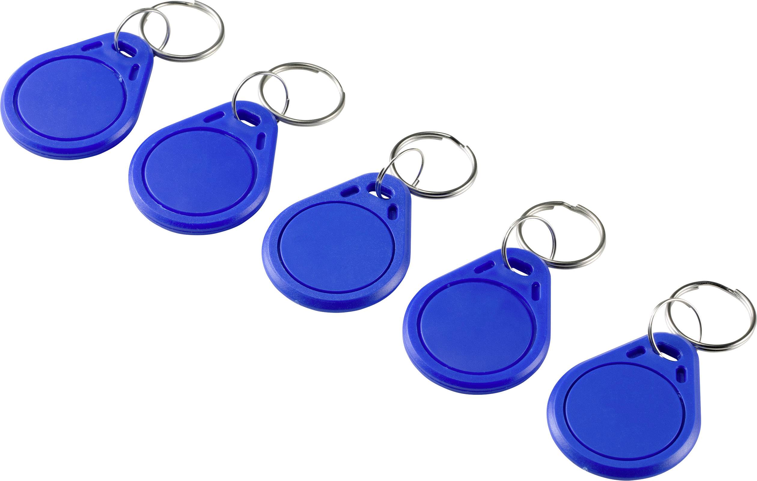 Cinq porte-clés RFID bleus alignés sur un fond blanc. Chaque porte-clés est muni d'un anneau argenté.