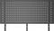 Panneau perforé métallique à trous carrés, monté sur trois supports. Idéal pour l'organisation des outils dans les ateliers.