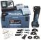 Un ensemble d'outils multifonctions de Makita avec différents accessoires, un chargeur et deux batteries, posé sur un coffret à outils bleu.