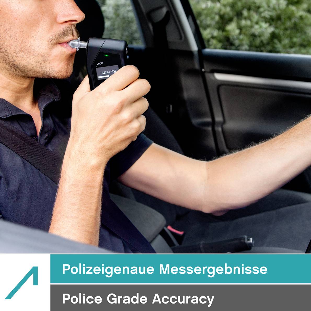 Un homme dans une voiture souffle dans un éthylotest. En dessous, il est écrit : 'Résultats de mesure précis pour la police' et 'Police Grade Accuracy'.