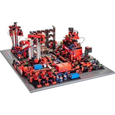 Une usine de modèles futuriste en briques rouges et noires présente des installations de production complexes avec des composants mécaniques et numériques.
