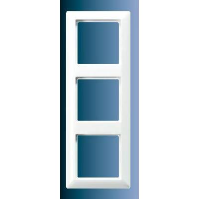 Cadre d'encastrement de prise électrique avec trois découpes rectangulaires sur un fond bleu.