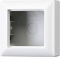 Boîte encastrée vide blanche en plastique pour installations électriques, avec cadre carré et cavité centrale.