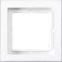 Un cadre carré blanc pour interrupteur, sans interrupteur, monté sur un fond blanc.
