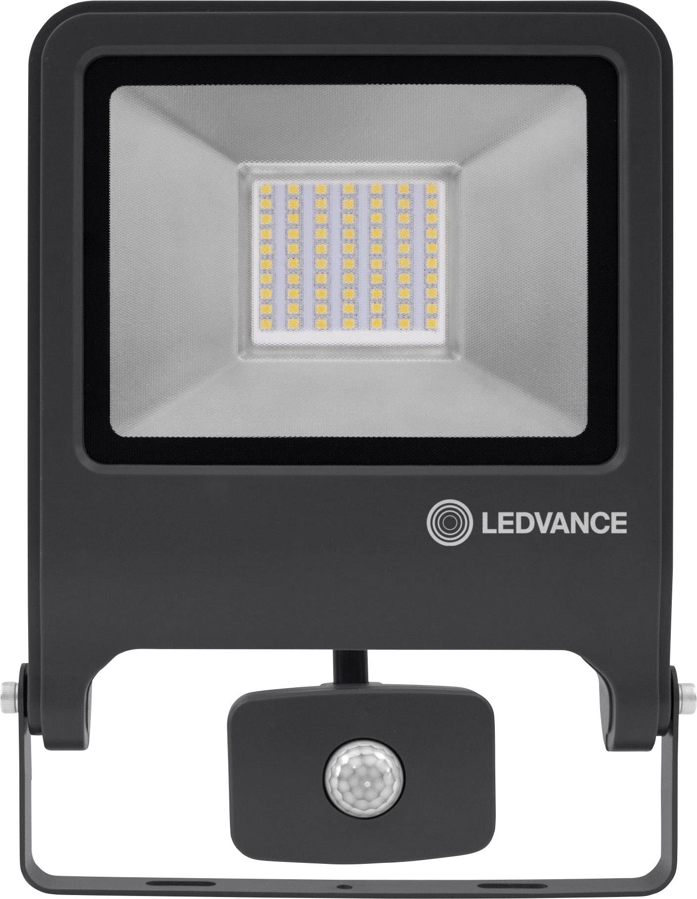 Un projecteur LED rectangulaire avec surface d'éclairage carrée, portant l'inscription de marque 'LEDVANCE', monté sur un support mobile.