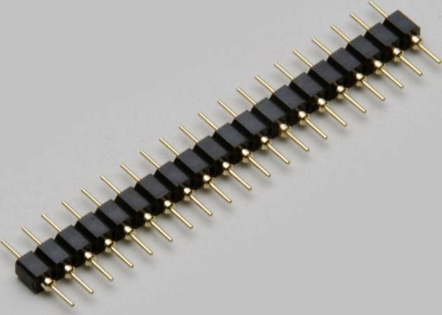 Une barrette à broches droite à double rangée, avec des broches métalliques dorées et un boîtier en plastique noir. Adaptée pour les connexions électroniques.