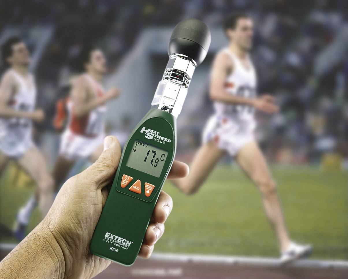 Un appareil portable mesure la température à 19,3 °C lors d'une course, un arrière-plan flou montrant des coureurs sur une piste.