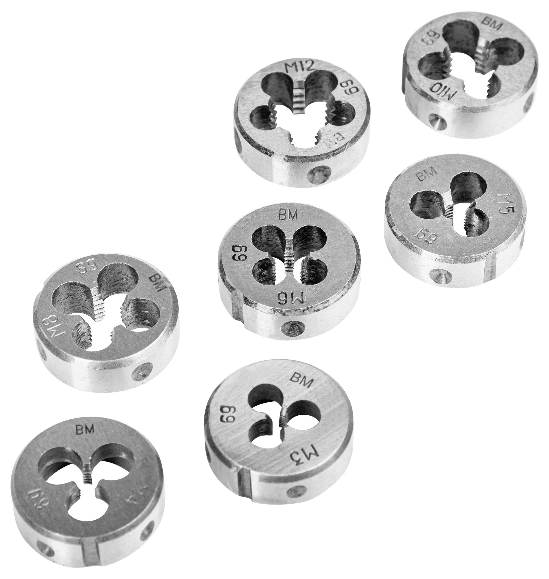 Une collection de sept tarauds de différentes tailles sur un fond blanc.