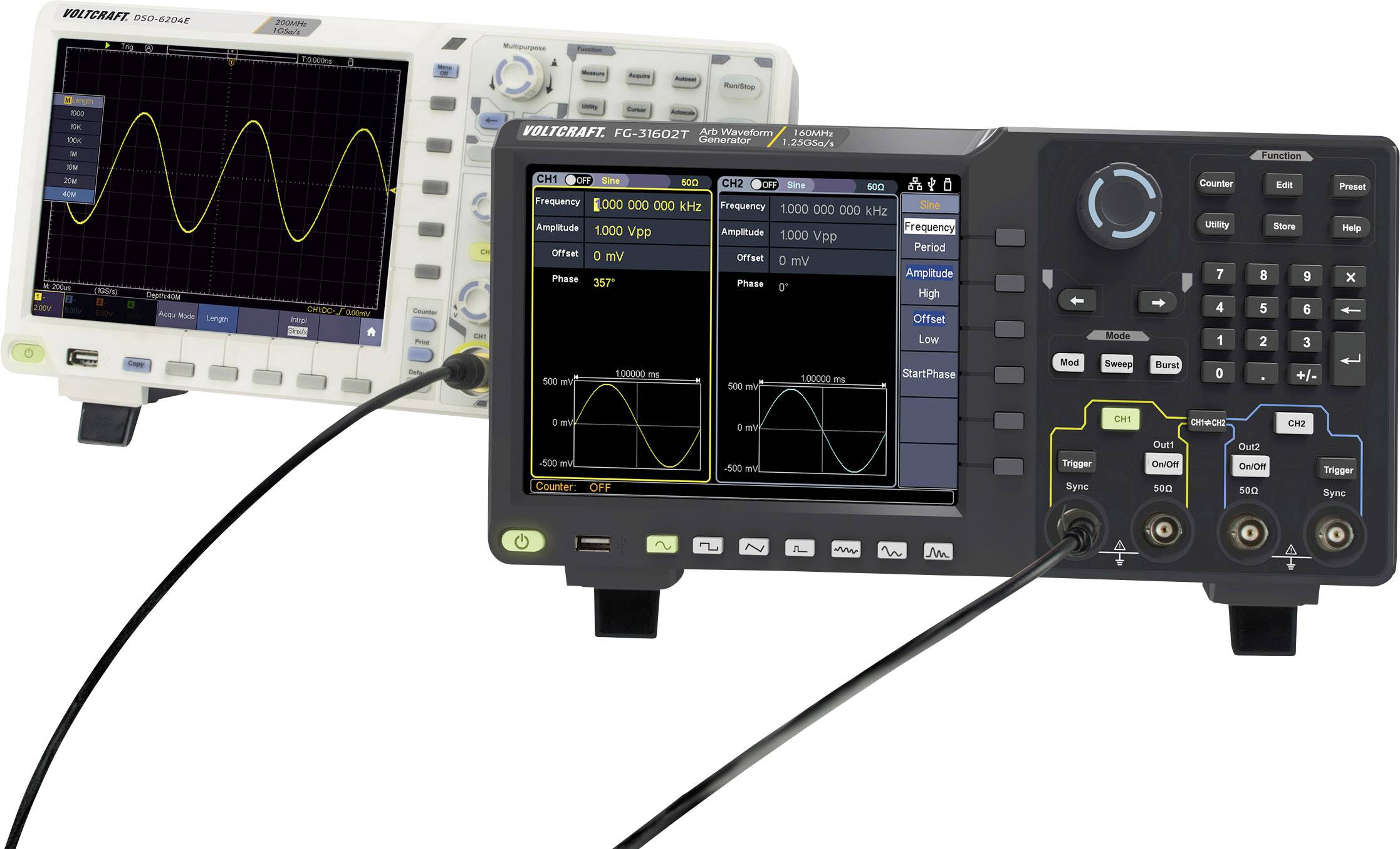 Deux oscilloscopes affichent des formes d'ondes différentes sur leurs écrans. À gauche un sinus, à droite des signaux plus complexes.