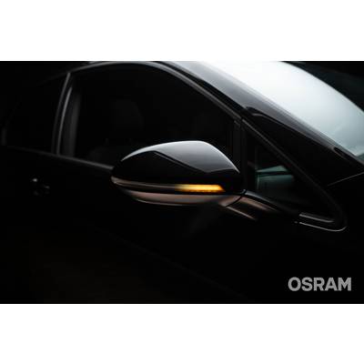 Voiture noire avec clignotant de rétroviseur latéral illuminé.