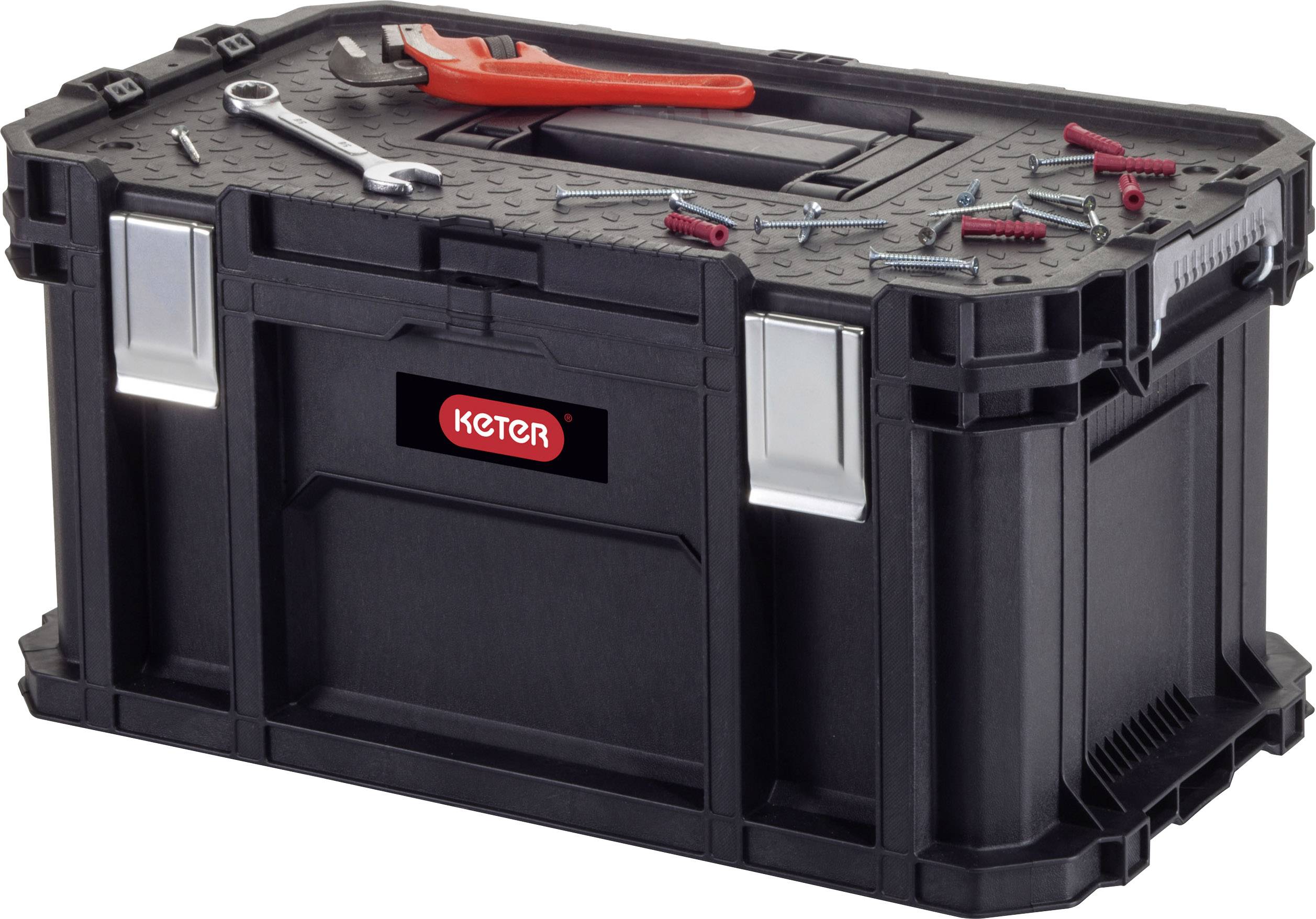 Boîte à outils noire avec des outils rouges et argentés posés dessus, comprenant une clé à molette, un marteau et des vis.