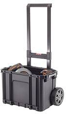 Valise à roulettes noire avec poignée et grandes roues, ouverte, montrant l'intérieur avec des accents orange. Rangement pour outils.