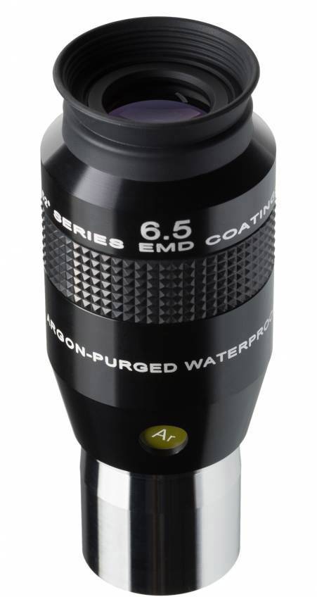 Un oculaire de jumelles noir portant l'inscription '6.5' et 'ÉTANCHE À L'ARGON'. Finition de haute qualité avec revêtement métallique.