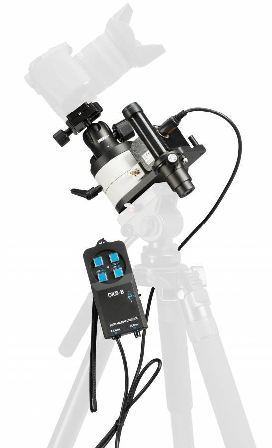 Caméra sur un trépied avec télécommande pour un contrôle de mouvement automatisé, adapté pour la photographie en time-lapse ou astrophotographie.