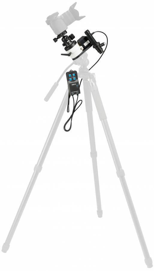 Un trépied avec caméra montée et système de mise au point motorisé à suivi automatique, comprenant une télécommande pour une mise au point précise.