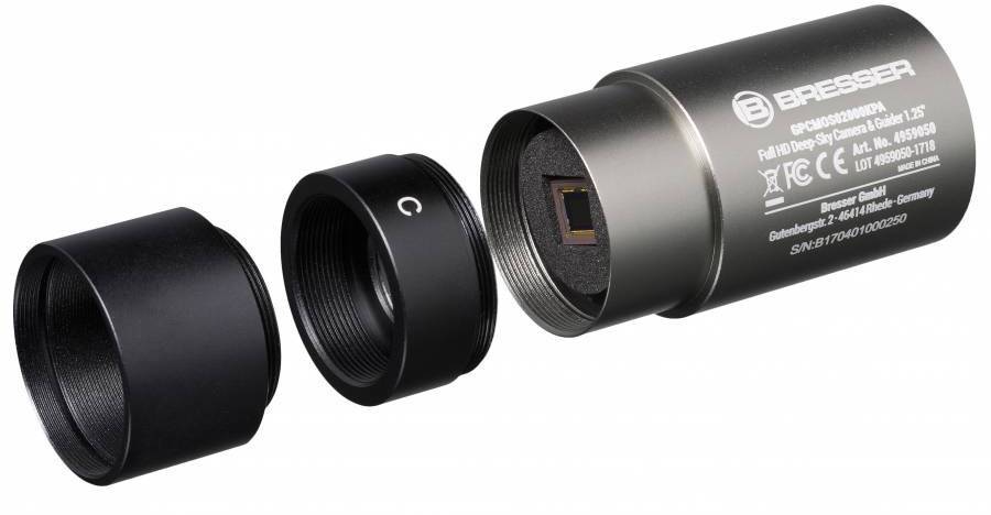 Caméra numérique pour télescopes avec adaptateur amovible et capteur visible. Nom de marque et détails techniques sur la surface de la caméra.