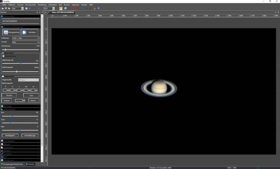 Une image de la planète Saturne avec ses anneaux visibles, affichée sur un écran d'ordinateur avec un logiciel de retouche d'image.