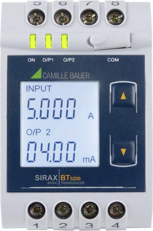 Appareil de mesure avec affichage indiquant 'INPUT 5.000 A' et 'O/P 2 04.00 mA'. Quatre connexions en bas, voyants de statut en haut à gauche.