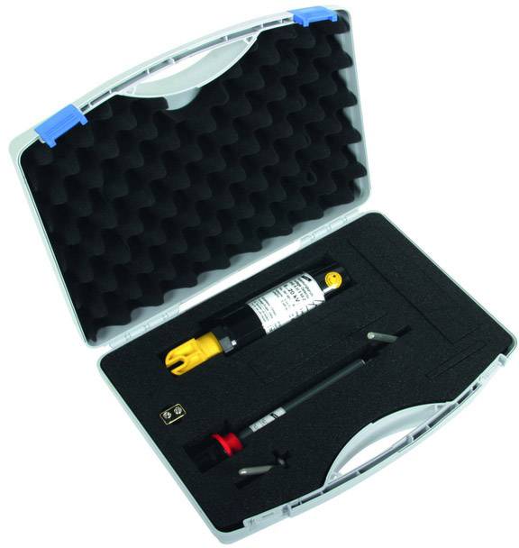 Une mallette en plastique ouverte avec un intérieur en mousse contient un appareil de mesure doté d'un capteur jaune et ses accessoires. L'instrument est sans inscription.
