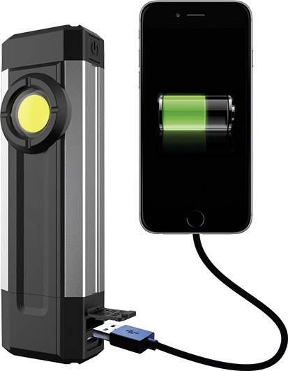 Une lampe de poche avec port USB charge un smartphone dont l'écran affiche une batterie verte partiellement chargée.