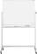 Un tableau blanc vierge sur un support mobile, avec des marqueurs de différentes couleurs posés en dessous.