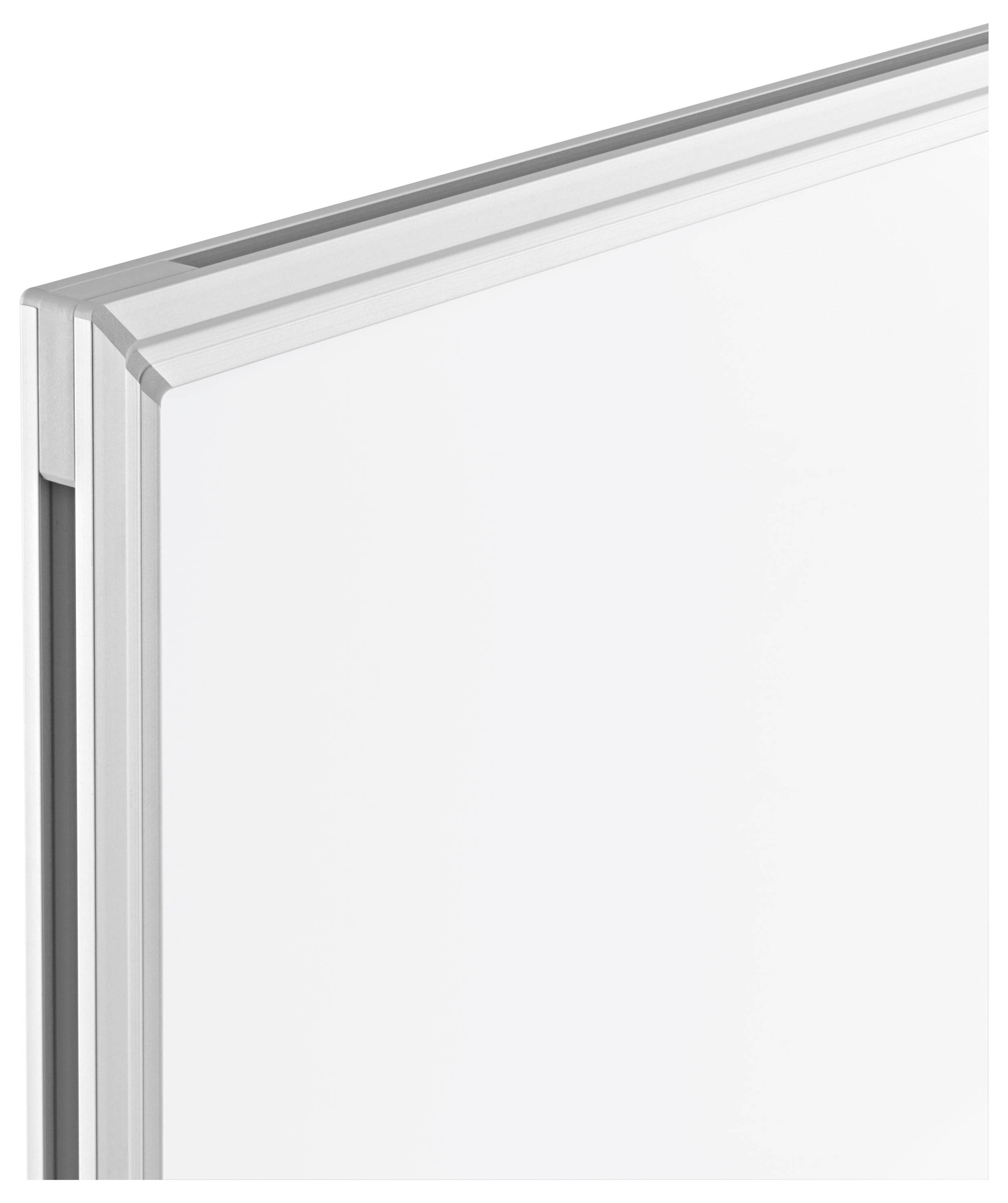 Gros plan d'un panneau de verre ou d'une porte encadrée de blanc avec une garniture métallique, présenté en angle sur un fond uni.