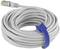 Un câble Ethernet gris enroulé, maintenu par une attache scratch bleue pour une organisation optimale.