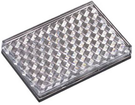 Objet rectangulaire, transparent et cristallin à surface quadrillée, qui reflète la lumière de manière kaléidoscopique.