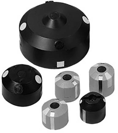 'Cinq corps de bobines cylindriques de tailles différentes, trois noirs, deux argentés, avec des marquages, sur un fond blanc.'