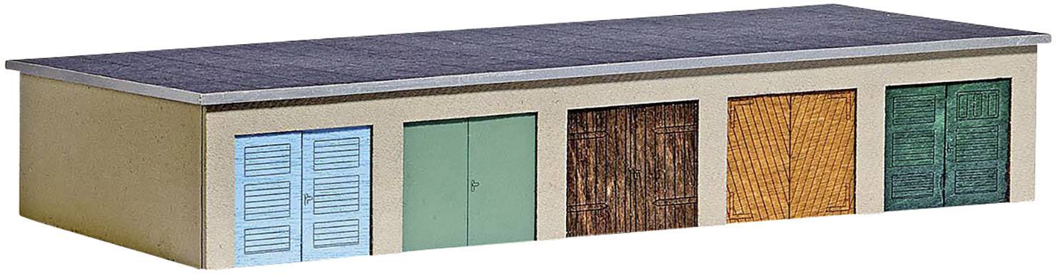 Plusieurs garages avec des portes de différentes couleurs alignés, dont bleu, vert, marron et orange, sur un bâtiment en béton plat.