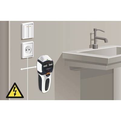 Rasoir électrique branché à une prise dans la salle de bain, avec un panneau d'avertissement jaune indiquant un risque électrique. Mise en garde contre les dangers potentiels liés à un mauvais emplacement.