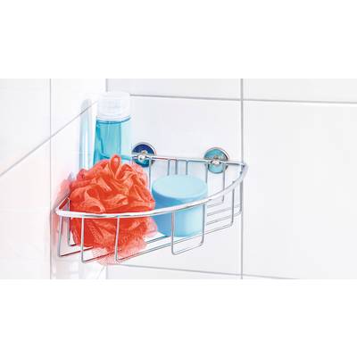 Un panier de douche sur des carreaux blancs contient une fleur de douche orange, un shampooing bleu et un pot de crème bleu.