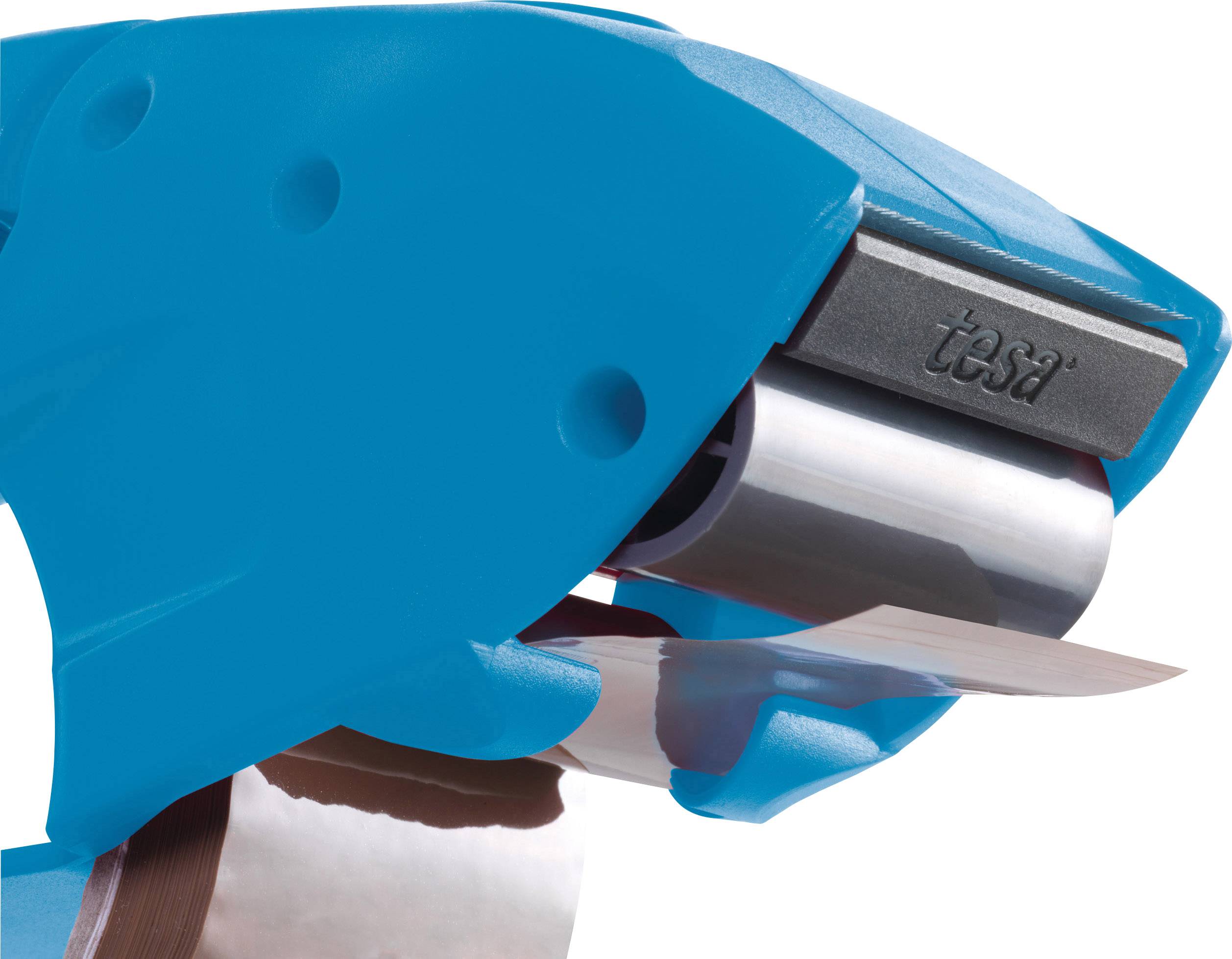 Un dévidoir de ruban adhésif bleu de 'tesa' qui déroule un morceau de ruban d'emballage marron.