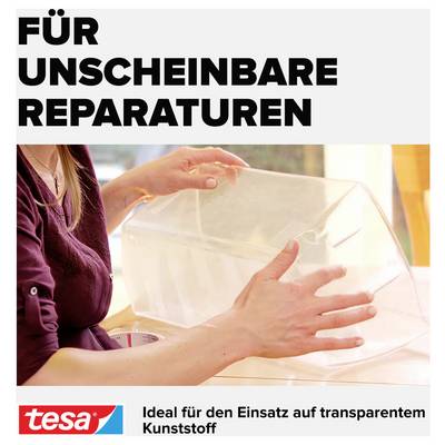 Une femme fixe du ruban adhésif transparent sur un plastique transparent pour des réparations invisibles. Logo Tesa en bas.