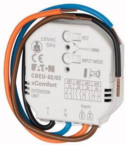 Appareil électrique avec des câbles et l'étiquette '230VAC 50Hz'. Plaque signalétique 'Eaton CBEU-02/03 xComfort' et un diagramme de raccordement.