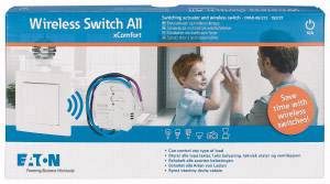 Un emballage pour un 'Wireless Switch All' d'Eaton montre un homme et un enfant touchant un interrupteur électrique.
