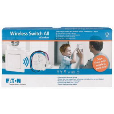 Un emballage pour un 'Wireless Switch All' d'Eaton montre un homme et un enfant touchant un interrupteur électrique.