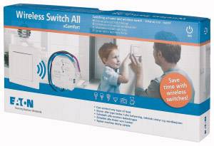 Emballage d'un système d'interrupteur sans fil 'Wireless Switch All' d'Eaton, montrant un homme procédant à l'installation sur un mur.