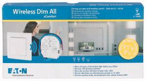 'Emballage de produit pour Eaton Wireless Dim All. Montre un interrupteur mural, un exemple d'application dans un salon, des logos et des symboles.'