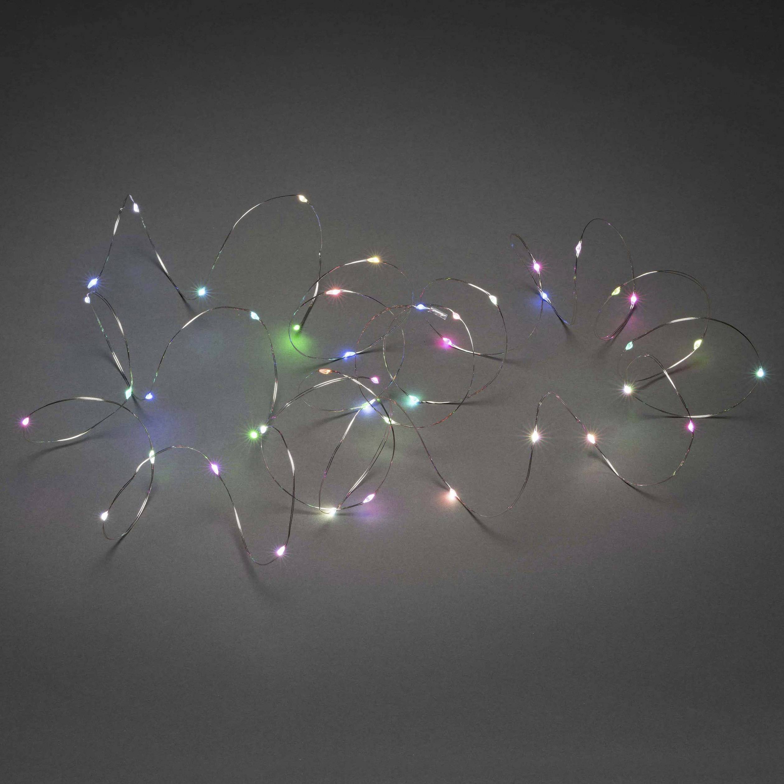 Guirlande lumineuse LED colorée dans différentes couleurs sur un fond gris ; décorative et ambiance.