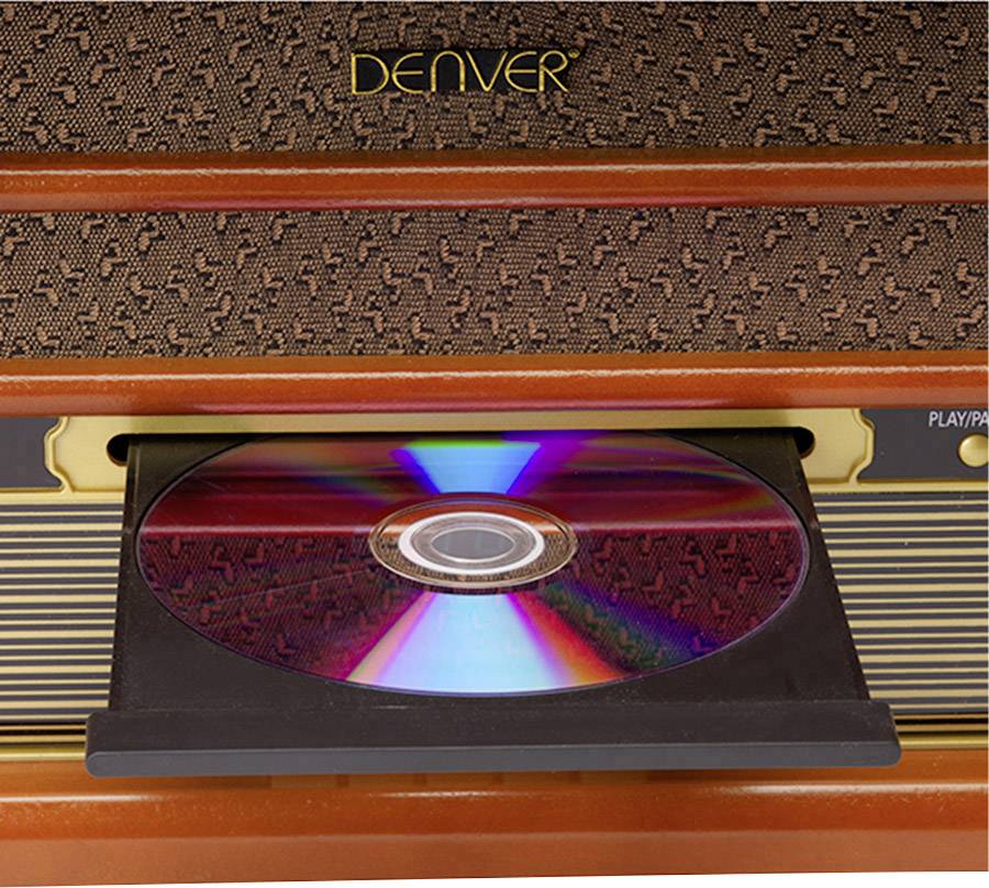 Un CD est inséré dans un lecteur CD orange portant l'inscription 'DENVER'.